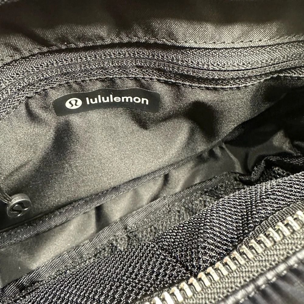 lululemon Everywhere Wunder Puff Crossbody Bag 2L – Black - Picture 8 of 10